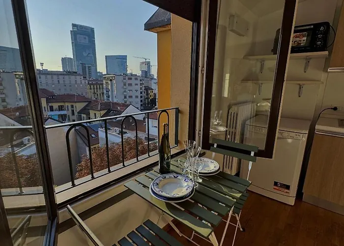 Attico con Balcone in Centro a Milano Isola